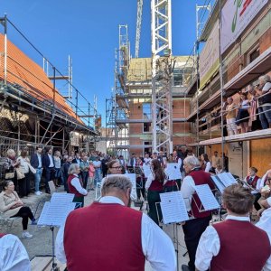 Richtfest im September 2026 mit viel Prominenz und der Winzerkapelle