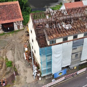 Ende Juli 25: Ehrenamtliche brechen das zweite Bestandshaus ab